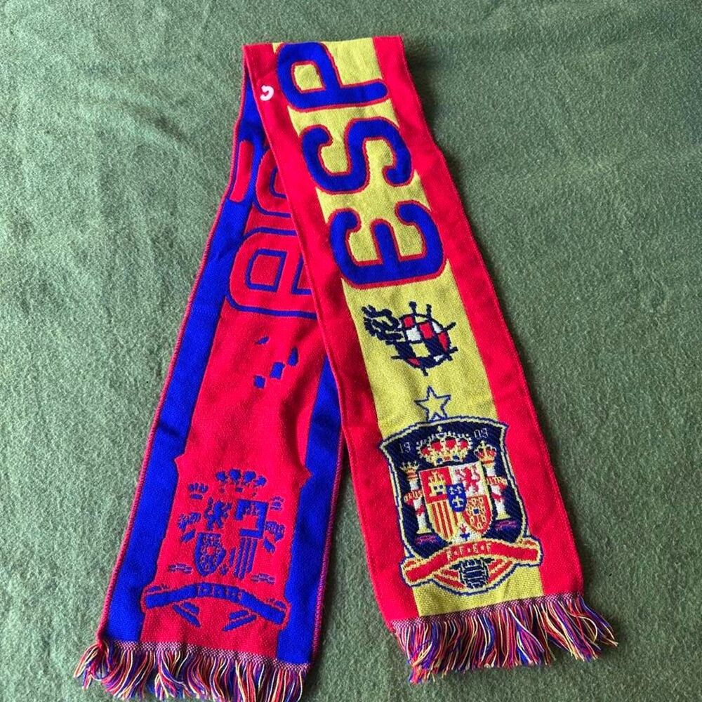 The Official RFEF Spain National Football Team Knit Scarf - Picture 4 of 5